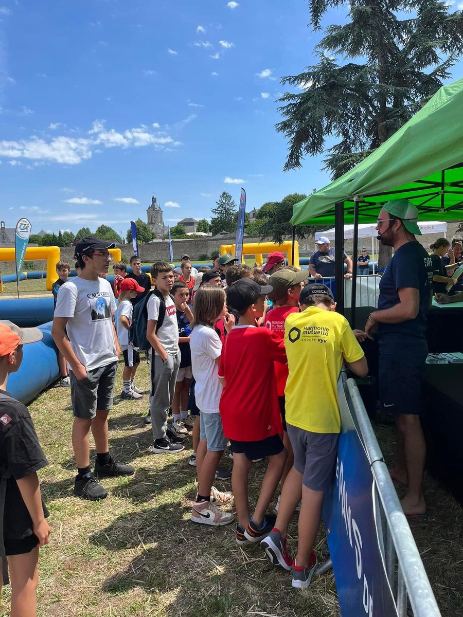 LigueFootLFPL's tweet photo. [#BeachVert - Étape 2]

🔥 150 enfants accueillis ce mardi à @VilledeBeaufort @Maine_et_Loire pour un après-midi de jeu(x) et d’animations avec nos partenaires @hmutuelle @CAAnjouMaine et @pasquier_fr 👏 Direction @VChateaubriant mercredi et la baignade de #villeveque jeudi 🌞⚽️ https://t.co/cAbVhrSrYj