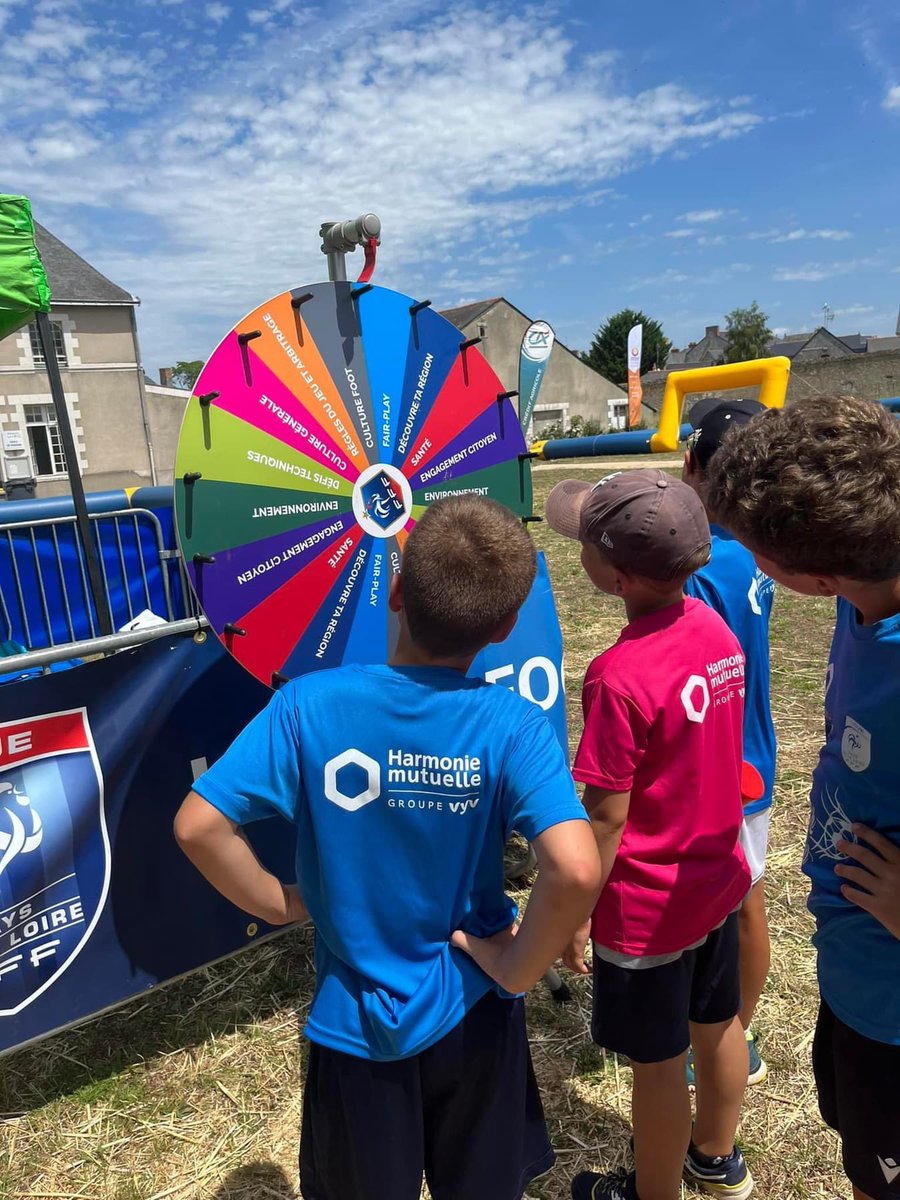 LigueFootLFPL's tweet photo. [#BeachVert - Étape 2]

🔥 150 enfants accueillis ce mardi à @VilledeBeaufort @Maine_et_Loire pour un après-midi de jeu(x) et d’animations avec nos partenaires @hmutuelle @CAAnjouMaine et @pasquier_fr 👏 Direction @VChateaubriant mercredi et la baignade de #villeveque jeudi 🌞⚽️ https://t.co/cAbVhrSrYj