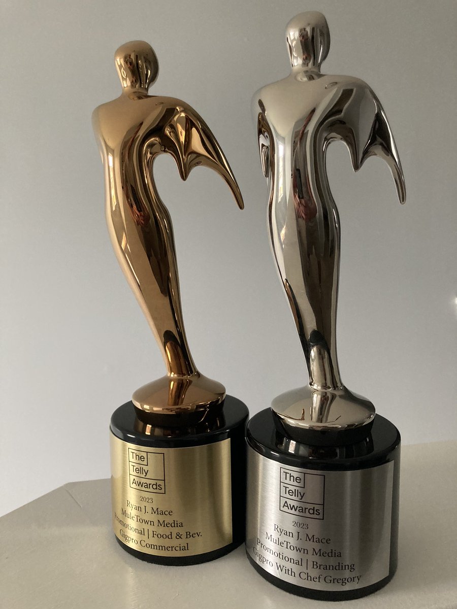 RyanMuleTown's tweet photo. Not a bad looking pair, @tellyawards.

#TellyAwards🏆🏆 https://t.co/97u6g9yL5r