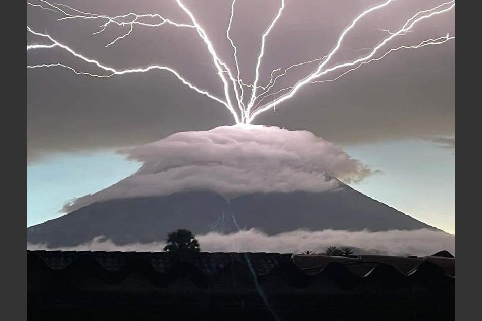 soy_502's tweet photo. 😱IMPACTANTES IMÁGENES | Los otros videos que muestran la fuerte caída de rayos en volcán de Agua  

Una de las imágenes muestra cuando uno de los rayos toca la cima del volcán  

https://t.co/58PTOJYzRx https://t.co/5wuNTAZamv