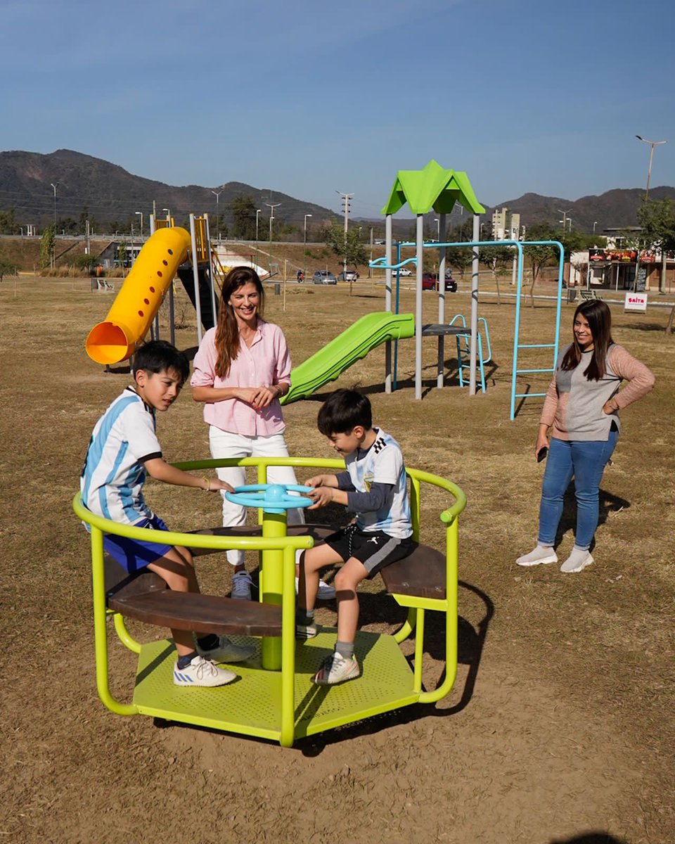 PrensaBettina's tweet photo. La intendenta, Bettina Romero, recorrió la plaza de barrio El Huaico. Es uno de los 60 lugares donde la Municipalidad avanza con el Plan de Mejora y Renovación de estos espacios. Cuentan con juegos de calidad como hamacas, calesitas, entre otros. También, iluminación y limpieza. https://t.co/XsciFLWv53
