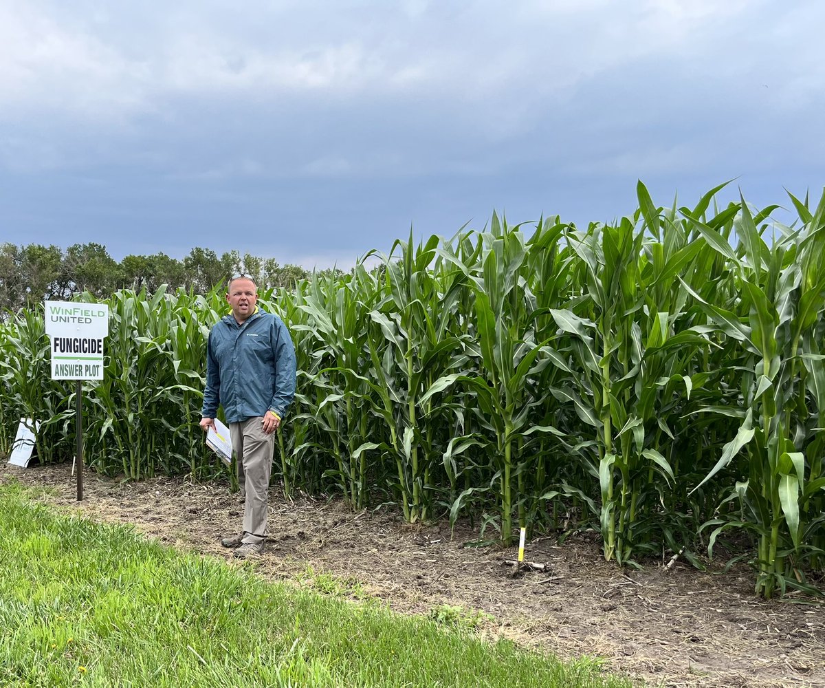 FullCircleAg's tweet photo. #AnswerPlot day! @Agronomy_Jacks talks #fungicide. #ATI #acrestoinsights https://t.co/uXieyrjY2J