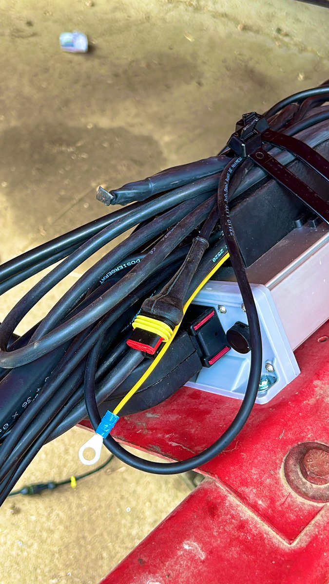 lutignier's tweet image. Merci @Senez8 et kiwiagronomy pour la rapidité de livraison du Kit Isobus complet pour notre CO8. 24h pour recevoir les pièces. 
Ce dernier est tombé en panne électrique (module). 
En 3h tout était remplacé, avec une aide visio pour la programmation. 
Au top! 👌✅