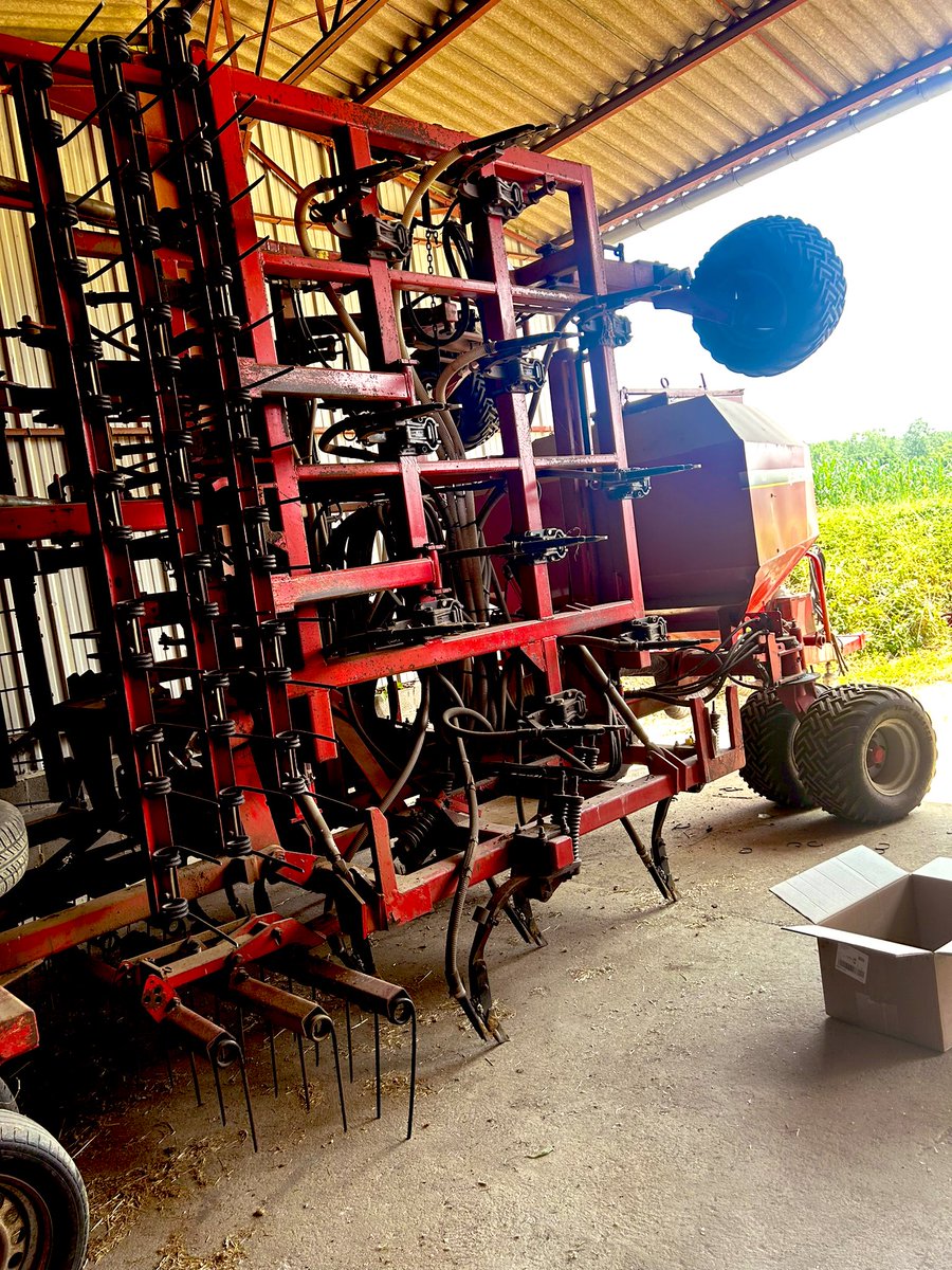 lutignier's tweet image. Merci @Senez8 et kiwiagronomy pour la rapidité de livraison du Kit Isobus complet pour notre CO8. 24h pour recevoir les pièces. 
Ce dernier est tombé en panne électrique (module). 
En 3h tout était remplacé, avec une aide visio pour la programmation. 
Au top! 👌✅