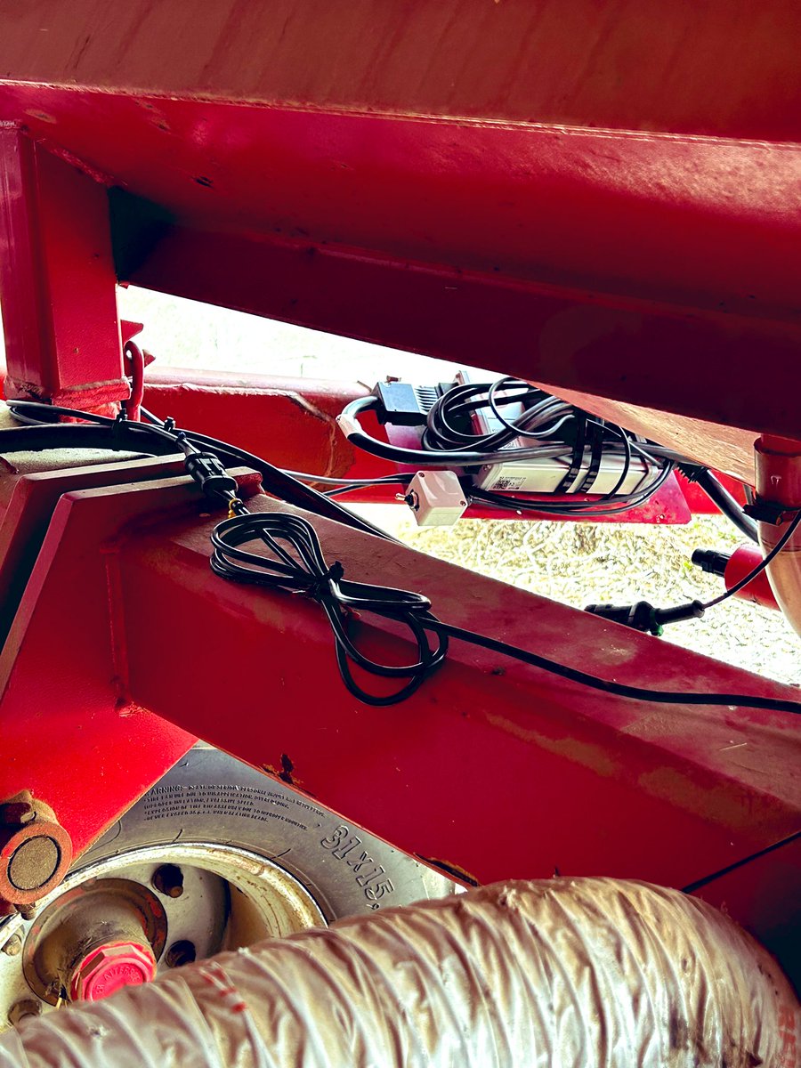 lutignier's tweet image. Merci @Senez8 et kiwiagronomy pour la rapidité de livraison du Kit Isobus complet pour notre CO8. 24h pour recevoir les pièces. 
Ce dernier est tombé en panne électrique (module). 
En 3h tout était remplacé, avec une aide visio pour la programmation. 
Au top! 👌✅