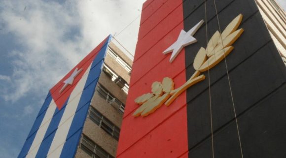 No permitiremos la impunidad porque #Cuba sigue siendo de patriotas y revolucionarios que estamos dispuestos a defender la bandera de la estrella solitaria. Contamos con la fuerza moral, esa misma que nos ha acompañado a lo largo de nuestra historia. #ConLaFuerzaDelPueblo