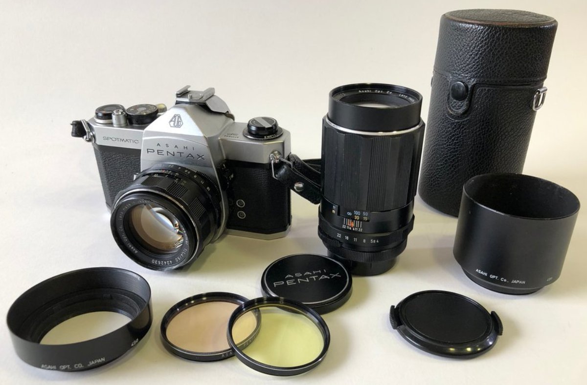 expert8182's tweet image. Asahi Pentax Spotmatic with two Super-Takumar lenses: 1,4/50mm + 4/150mm + accessories original hoods, filters and acc.-shoe. Nice little classic M42 screw mount set in good working order - both lenses in top class quality from 1960s!!!

catawiki.com/de/l/72304211-…

#asahipentax