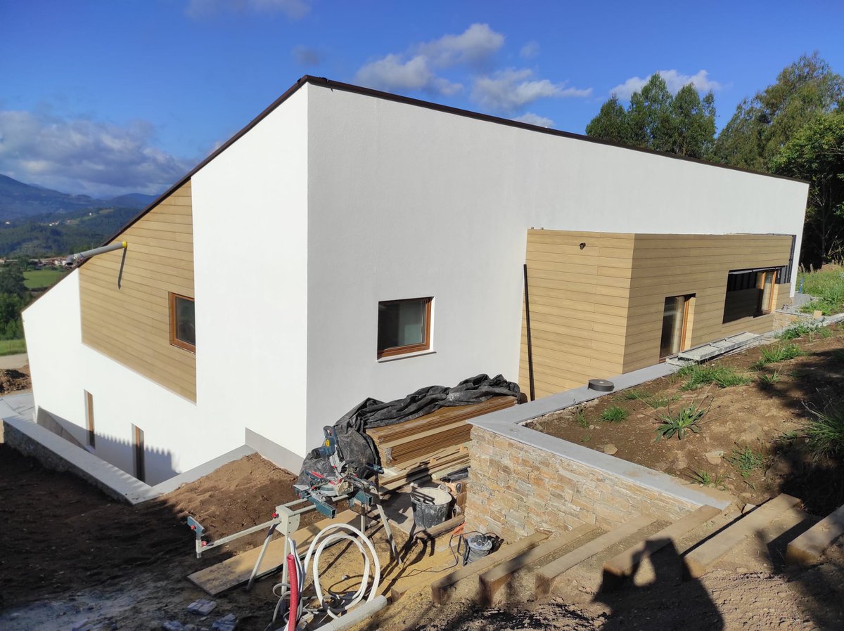 Esta tarde de verano os enseñamos una casa #Passivhaus prácticamente acabada, último mes de obras, #CasaPasivaOcea en #Pravia