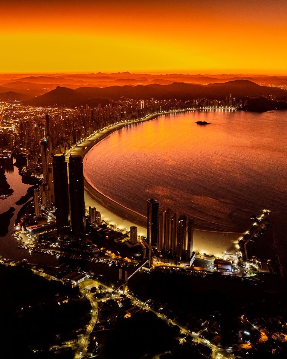 WeeDooConcierge's tweet photo. Como BC é linda.... foto by Marcelo Araujo
#BalnearioCamboriu #SantaCatarina #Brasil #ferias #praia #airbnb #booking #Turismo #LuxuryTravel #hotels #WeeDooConcierge https://t.co/f00QSeNS8w