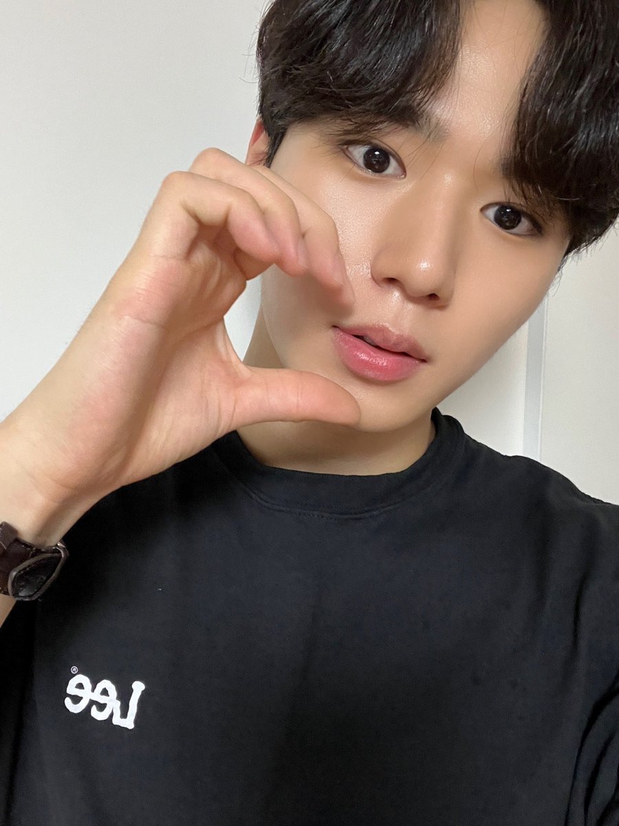 용하가 웃기고 요한이가 정리하고 준서가 웃는 우당탕 위아이😎
마지막까지 웃음이 끊이지 않는 웃수저 짱아이랑 웃음짓는 시간이셨기를 바라요🤣

#위아이 #WEi
#유용하 #김요한 #김준서
#YOOYONGHA #KIMYOHAN #KIMJUNSEO 
#Eternally #질주 #OVERDRIVE
