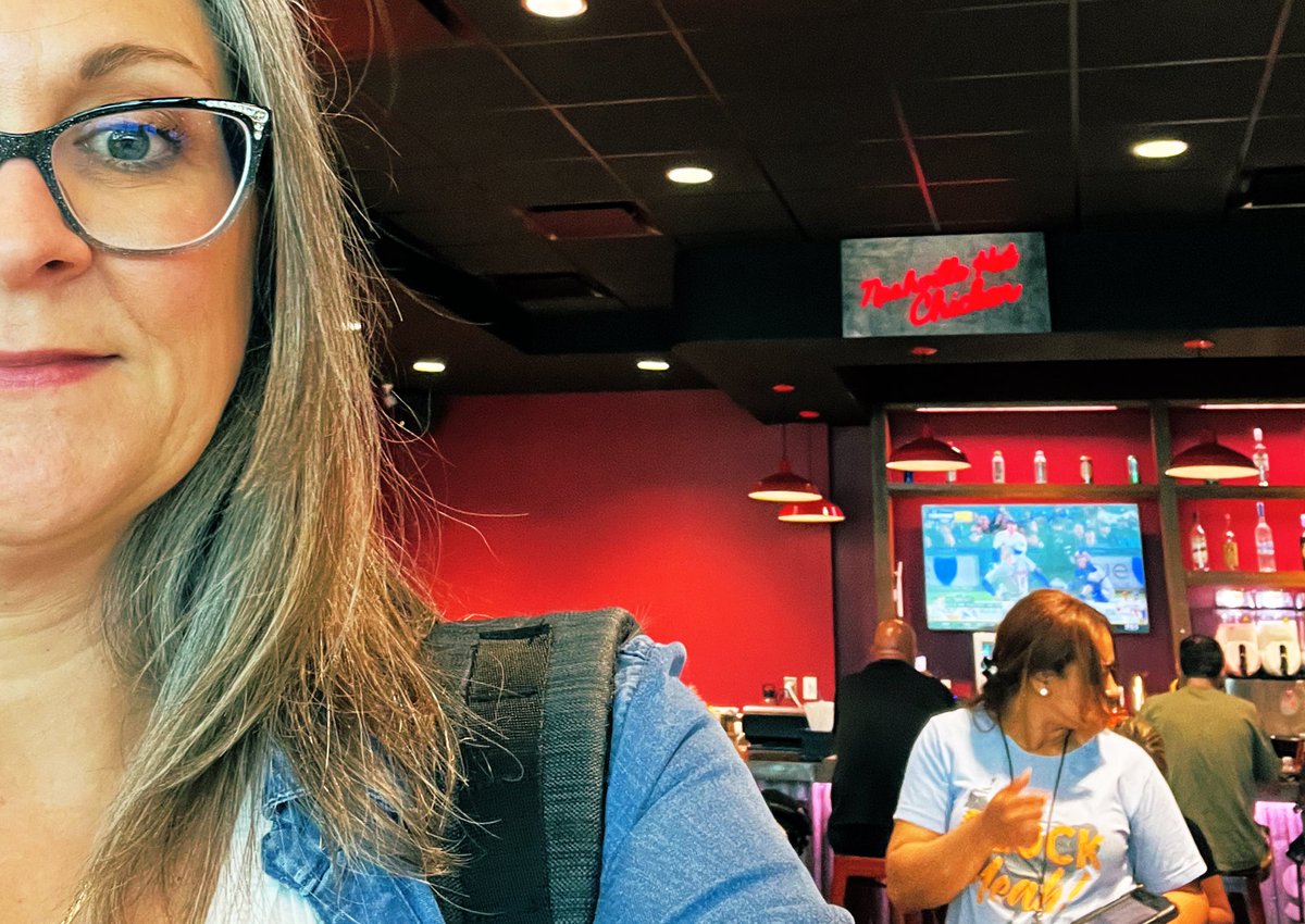garrettmktg's tweet photo. 😭🔥 🐓 Bye Nashville Hot Chicken! 🌵 I saw the temps in Phoenix. Y’all don’t need hot chicken! Just put any regular chicken outside for 10 min and it’ll be the hottest thing on the planet! 🏜️  #intchg23 https://t.co/b65Gt4gDbk