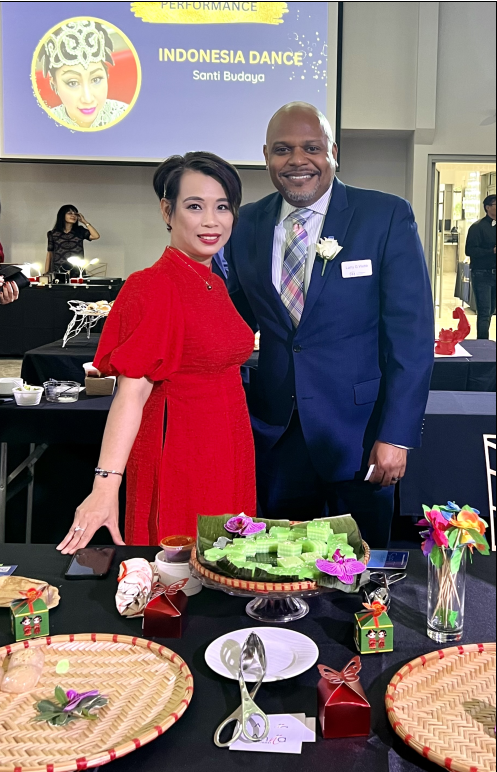 SBA_DCMetro's tweet photo. @SBA_DCMetro District Director Larry G Webb meeting with Chef Ahna Lee of Ahna Gourmet; Ann Marie Dasher &amp; Hien Aceron of Kincross Hill #SmallBusiness #Entrepreneur #economy #BusinessGrowth https://t.co/M8GEFB5hQs
