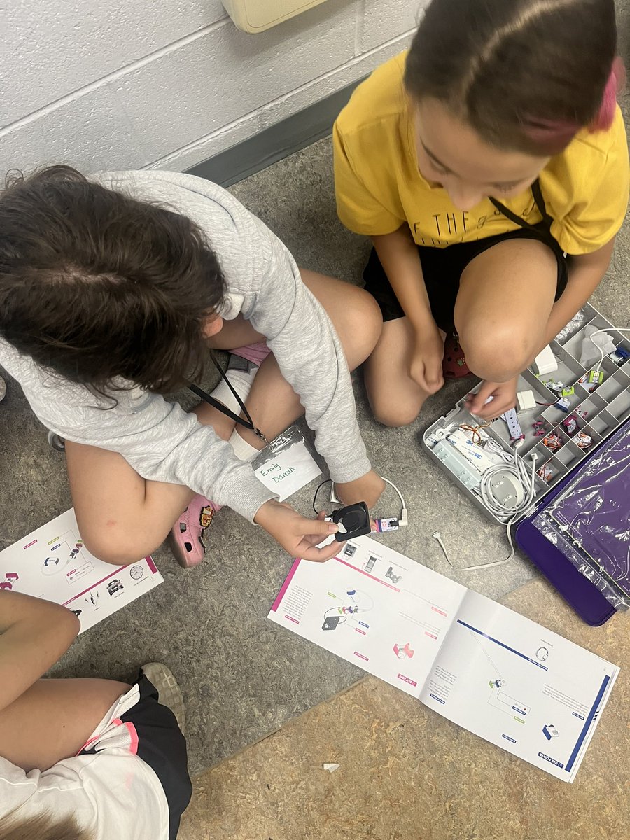 MrsRaughsClass's tweet photo. Students were grouped in to their first choice group and explored Little Bits some more today at Newark Codes. They created fans, score boards and more #TheMagicofLearning https://t.co/ANXZJJxi8n