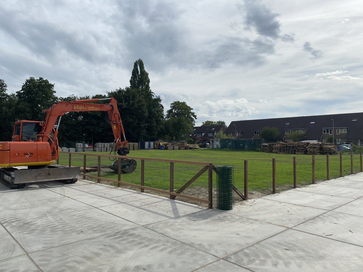 AstridHeijstee's tweet photo. Vanmiddag de nieuwe locatie ‘de Tuin’ in Leimuiden bezocht. Samen met een aantal raadsleden. Hier komen vanaf 2 augustus de mensen te wonen die vanuit Oekraïne zijn gevlucht. Indrukwekkend hoe snel het gerealiseerd is. En hoe de locatie ook een vergroening heeft doorgemaakt. https://t.co/B4yz23t9Vf
