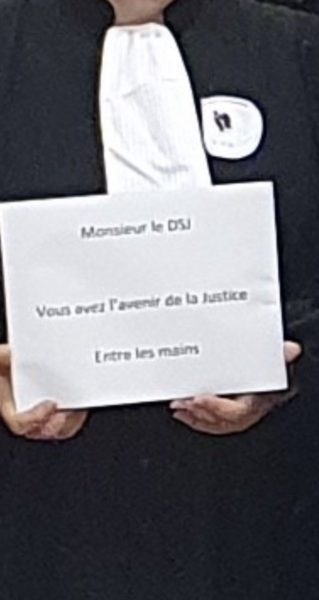 UNSaSJ_aixnimes's tweet photo. Au tribunal judiciaire de Toulon ce 11 juillet, la pression ne baisse pas chez les #GreffiersEnColère, à la veille d’une nouvelle réunion des syndicats avec le Ministère et le Directeur des Services judiciaires. https://t.co/h4awfWFWHZ