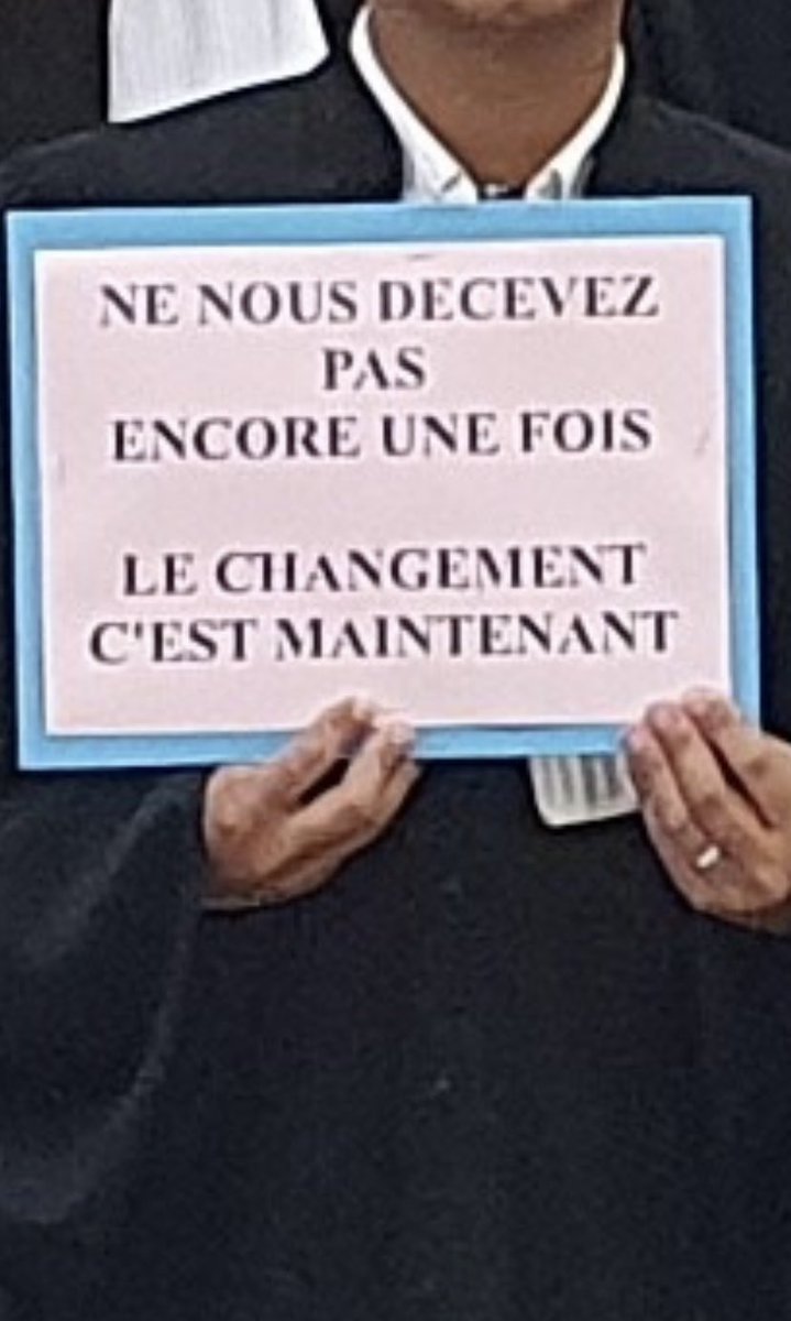 UNSaSJ_aixnimes's tweet photo. Au tribunal judiciaire de Toulon ce 11 juillet, la pression ne baisse pas chez les #GreffiersEnColère, à la veille d’une nouvelle réunion des syndicats avec le Ministère et le Directeur des Services judiciaires. https://t.co/h4awfWFWHZ