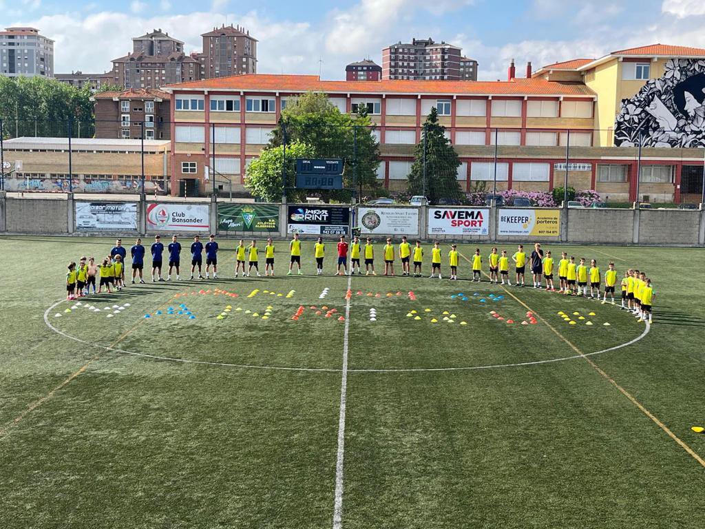CampusBansander's tweet photo. Hoy nuestros niños y entrenadores desde el Campus del Club Bansander hemos querido mandar un mensaje de ánimo a Manrique.
Queremos transmitirte toda nuestra energía a ti y a toda tu familia.
Estamos contigo, toda nuestra fuerza para tenerte pronto con nosotros.❤️
#animo #manrique https://t.co/aZ982VI2QL