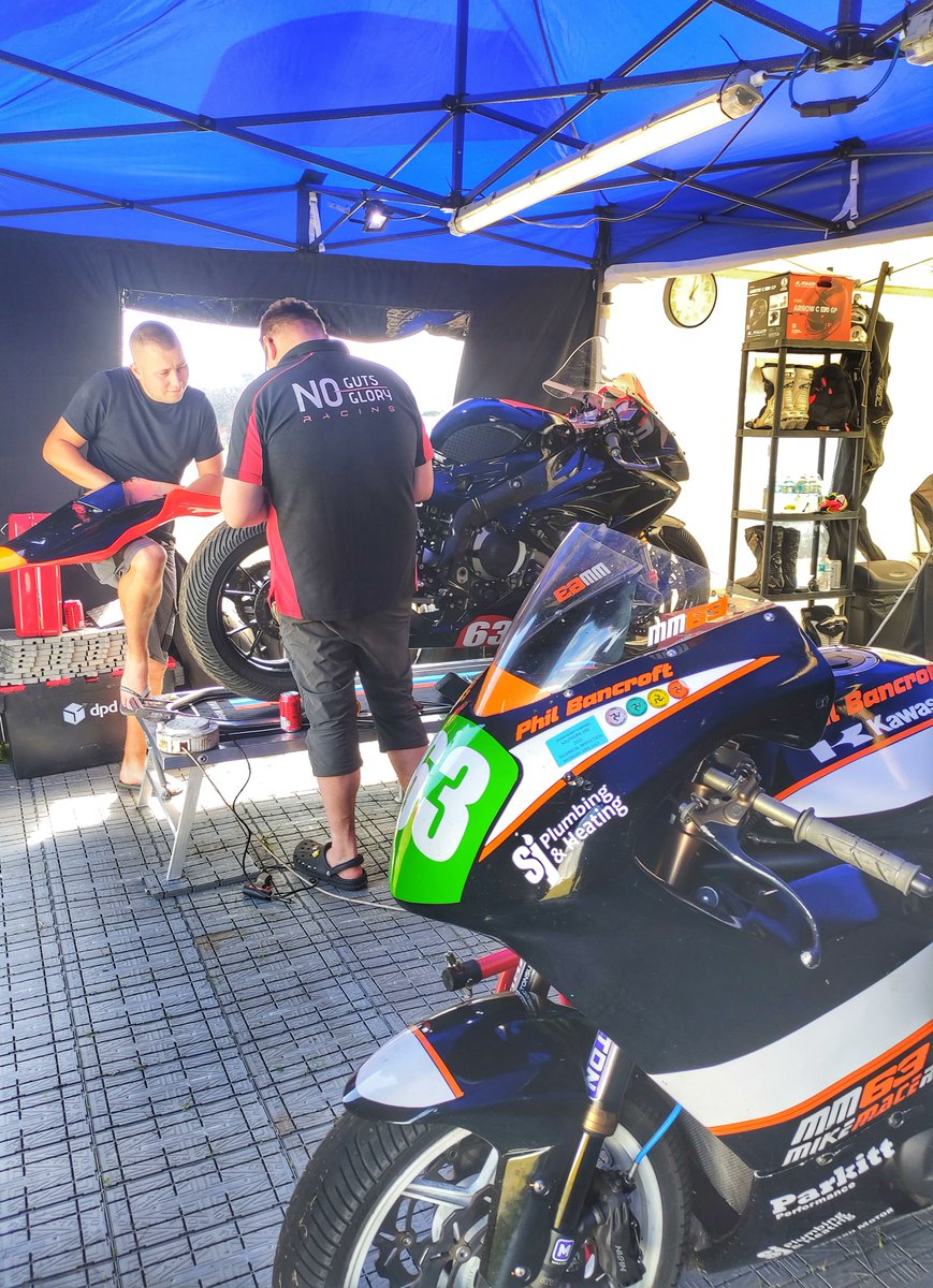 Tuesday fettling. Gearing and suspension changes on all the bikes, plus a thorough check over before tonight.

#southern100roadraces #southen100
#roadracing #isleofman #billowncircuit #2023 #63