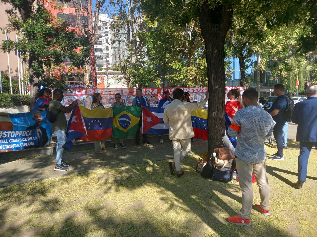 elkoso91's tweet photo. En madrid frente al parlamento europeo recordando el #11JVive
#LibertadParaLosPresosPoliticos 
#MUERTEALOSCASTROS 
#cubalibredecomunismo https://t.co/cOjSDJDhCC