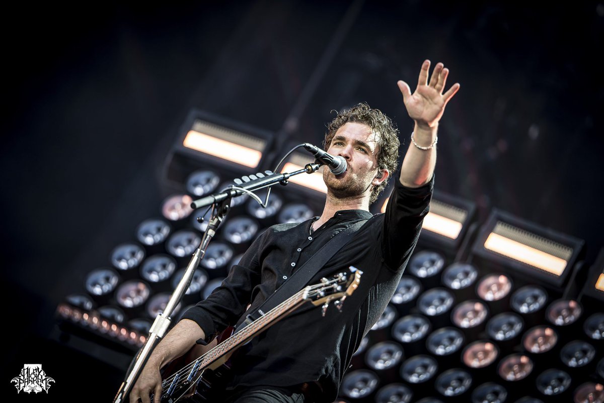 RoyalBloodMx's tweet photo. Royal Blood @ Stade de France, Paris 🇫🇷
Via @vecteurmagazine
#royalblood #mikekerr #benthatcher https://t.co/k7AzKZfRy5