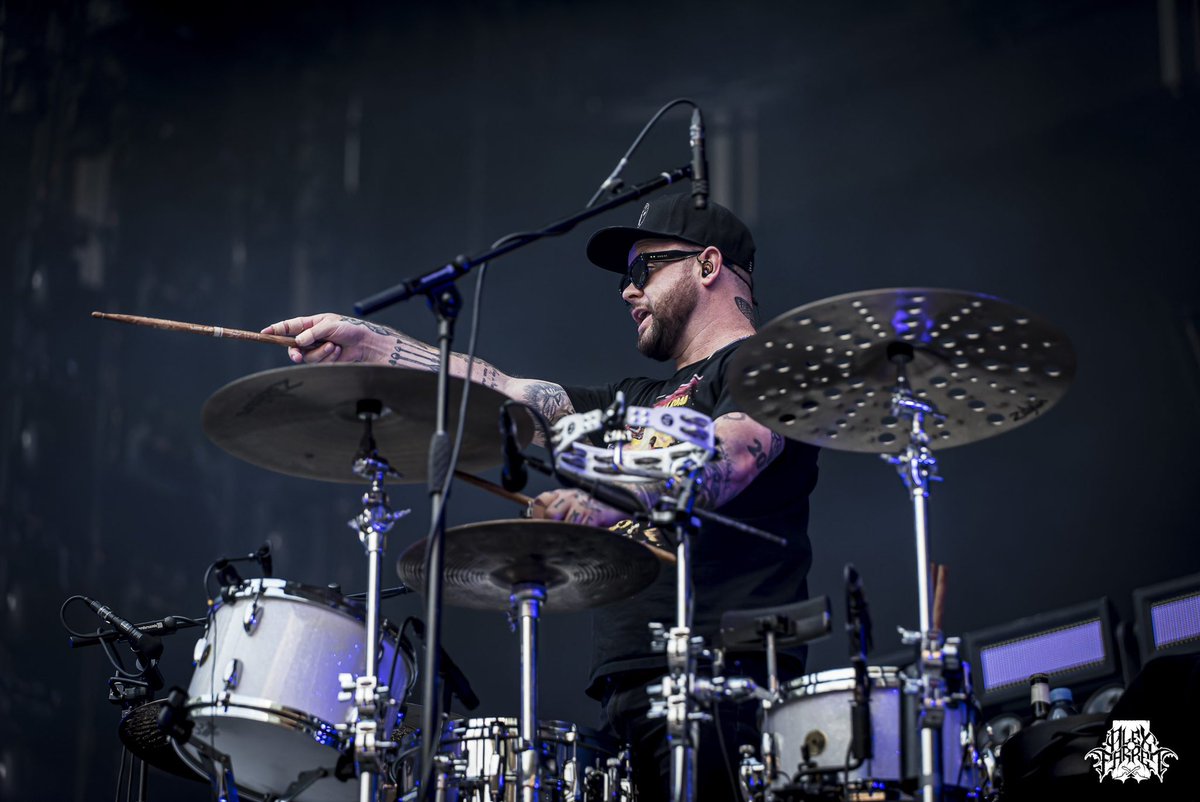 RoyalBloodMx's tweet photo. Royal Blood @ Stade de France, Paris 🇫🇷
Via @vecteurmagazine
#royalblood #mikekerr #benthatcher https://t.co/k7AzKZfRy5