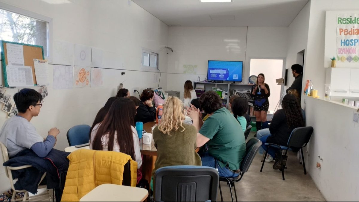 Familias TEA La Matanza capacitó a residentes del Hospital de Niños de San Justo.Profesionales de manera presencial y virtual asistieron a la misma.
La Red Capacitando en SALUD. #serpartenopuntoaparte #hablandoyhaciendoporelautismo #porunaprovinciamasinclusiva