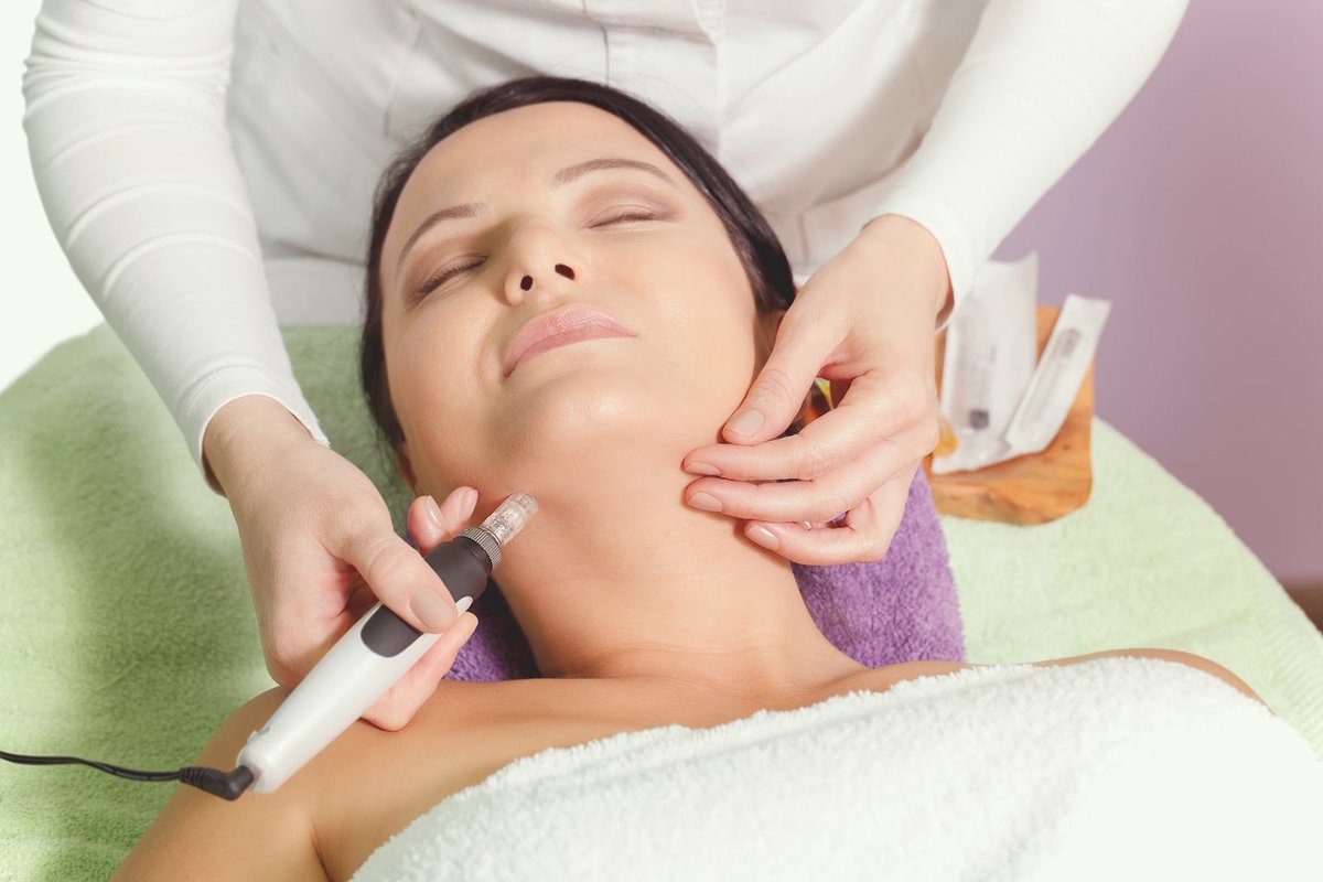 FOYMediSpa's tweet photo. Achieve a youthful complexion with microdermabrasion! This non-invasive treatment stimulates collagen production, reducing wrinkles and enhancing skin firmness. Experience the transformative power of smoother, more radiant skin. Book your session now! 💆‍♀️✨ (780) 607-2322 https://t.co/Jt2x9VxRAf