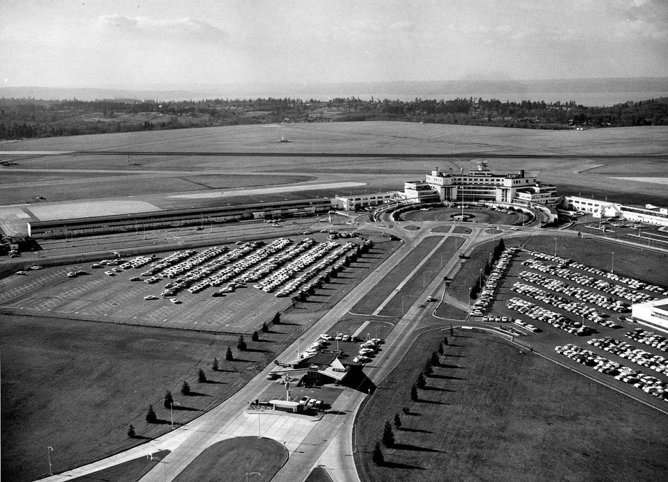 BilGriffith's tweet photo. This picture was taken at SEA in the 1950's. We drove down to Seatac parked out front then accompanied my dad's cousin and his wife onto the ramp and said goodbye. Life was much simpler then.
#NoTSA #aviation #airlines https://t.co/PjJE2GZPJ9