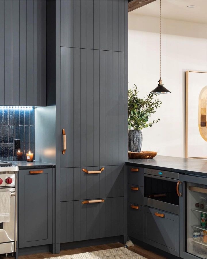 cuttofitdoors's tweet image. Swooning over this kitchen setup by @johnmartinestudio!💙 From the eye-catching blue to the sleek hardware, we're in love. #kitchen #kitchensofinstagram #kitchensofinsta #kitchenisland #kitchencabinets #kitchens #kitcheninspo #kitcheninterior #kitchendesignideas #kitchendetails