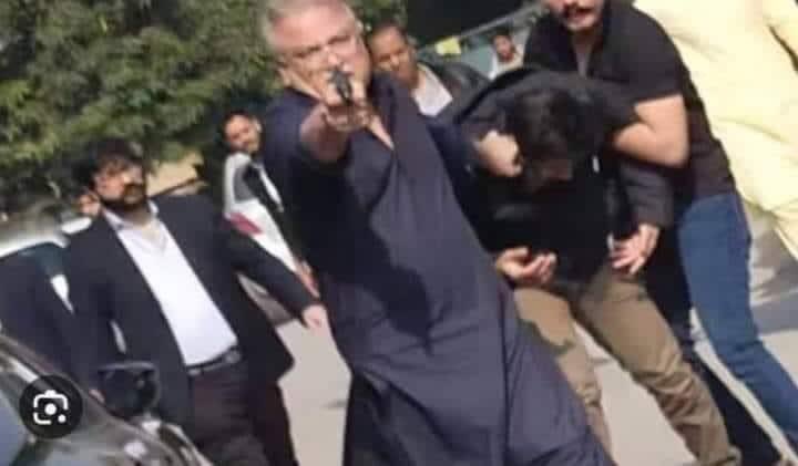 MuhammaddNawaz's tweet photo. محسن بیگ کی گرفتاری کے وقت پستول والی تصویر یا ویڈیو اپنے فیس بک اور ٹویٹر اکاؤنٹ سے شیئر کرنا شروع کر دو
تا کہ نگران PM بننے سے پہلے ہی اسے عالمی سطح پہ ایکسپوز کیا جاسکے👊

Dear World! This man will be our expected Caretaker PM
Everyone could check his track record in USA https://t.co/h3S13pIa11