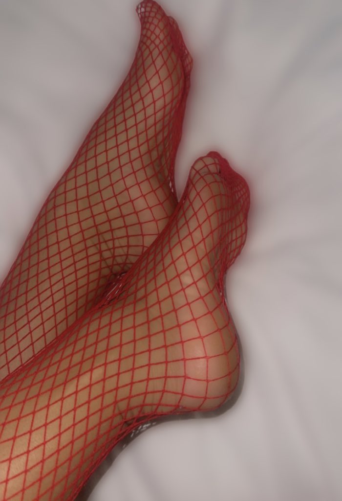 Who wants to come suck on my perfect feet in fishnets?