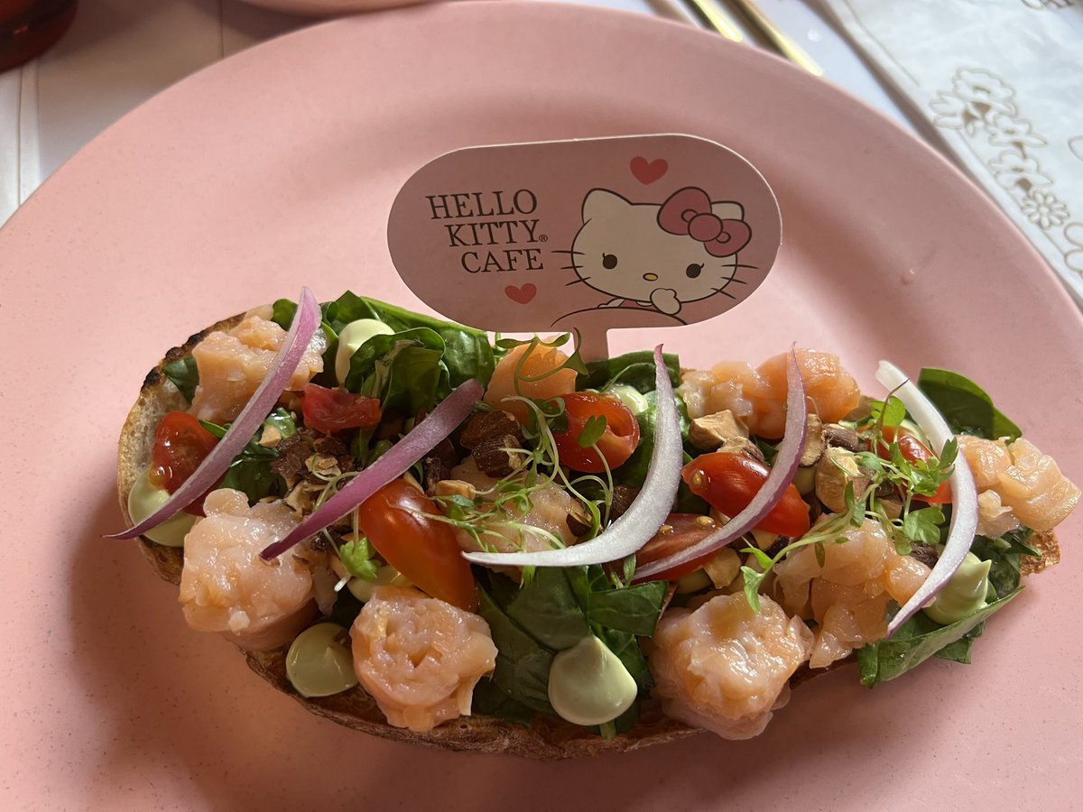 sandraduncann's tweet image. Cumpliendo mi sueño de ser esa señora que se la pasa de brunch con las amigas. #hellokittycafe
