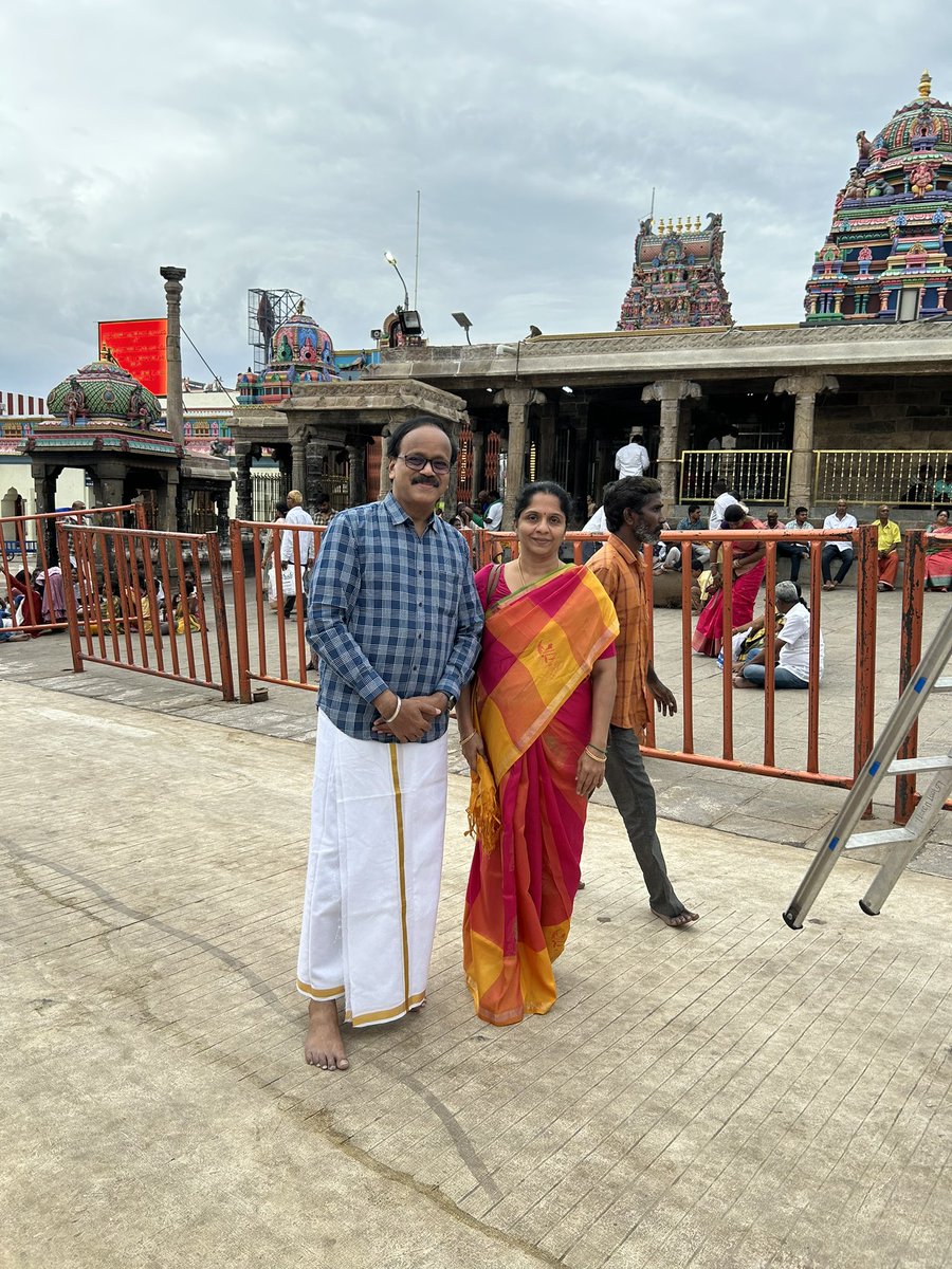 Dhananjayang's tweet image. Blessed day of visit to #Palani with @lalithagd & friends @dir_thiru , @karthigathiru . Had a fantastic Darshan of #PalaniAandavar and pulled the Golden chariot on this auspicious day. May Lord Muruga bless us all 🙏