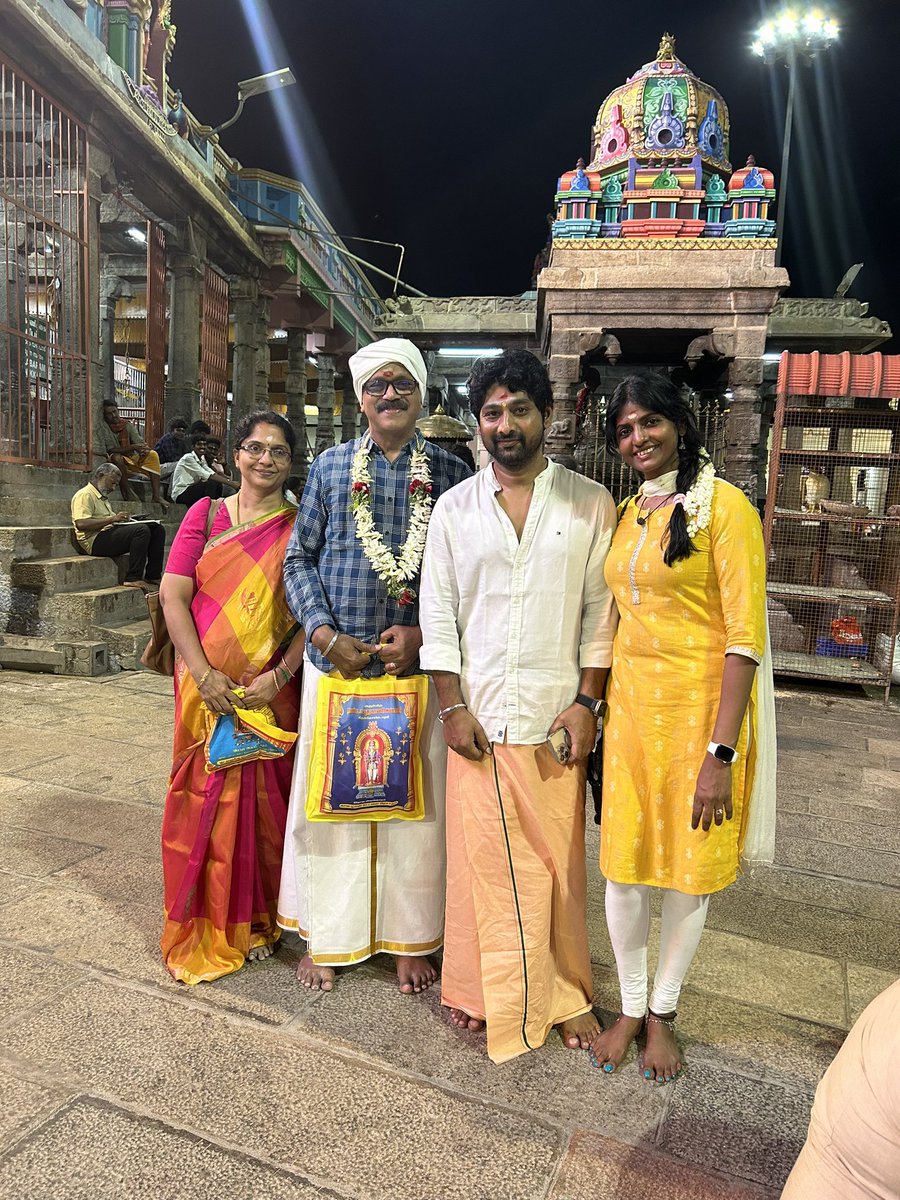 Dhananjayang's tweet image. Blessed day of visit to #Palani with @lalithagd & friends @dir_thiru , @karthigathiru . Had a fantastic Darshan of #PalaniAandavar and pulled the Golden chariot on this auspicious day. May Lord Muruga bless us all 🙏