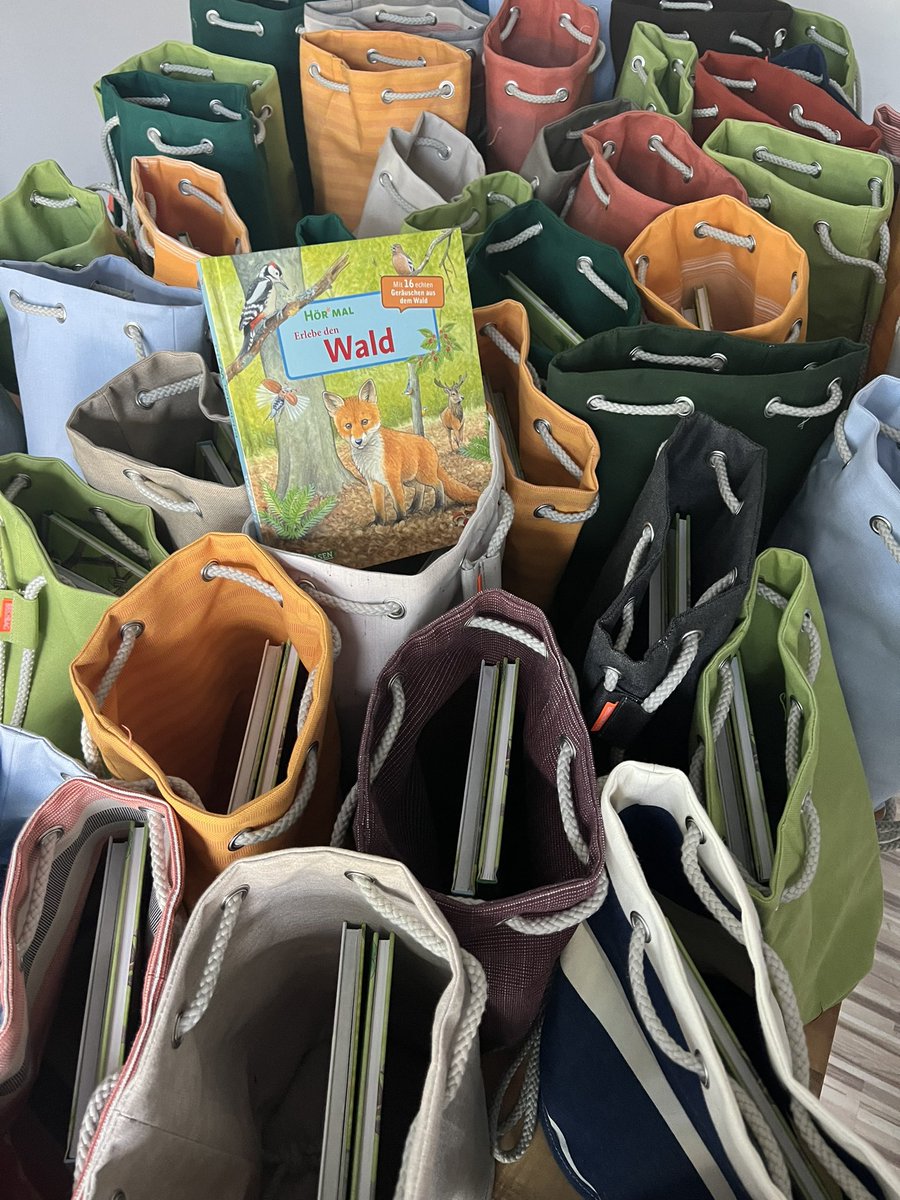 Jetzt gibt es erstmal Sommerferien, und dann warten auf viele Schulneulinge unsere Erstlese-Seesackerl. Aber zunächst müssen sie nachdem sie aus der Nähmaschine purzelten, gefüllt werden…