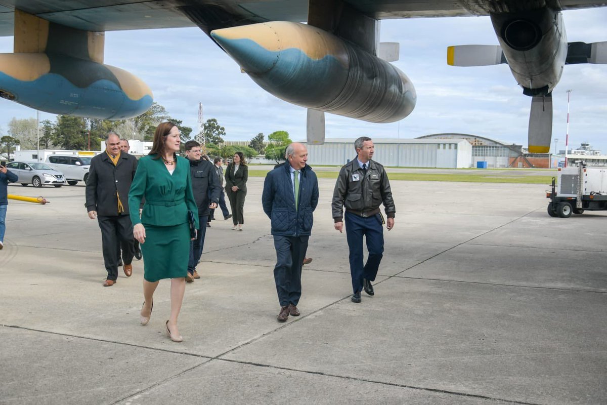 Este martes la Fuerza Aérea recibió formalmente un helicóptero Bell 212, donado por Estados Unidos, en una ceremonia en la que participó el Ministro de Defensa Garcia y la embajadora Heide B. Fulton