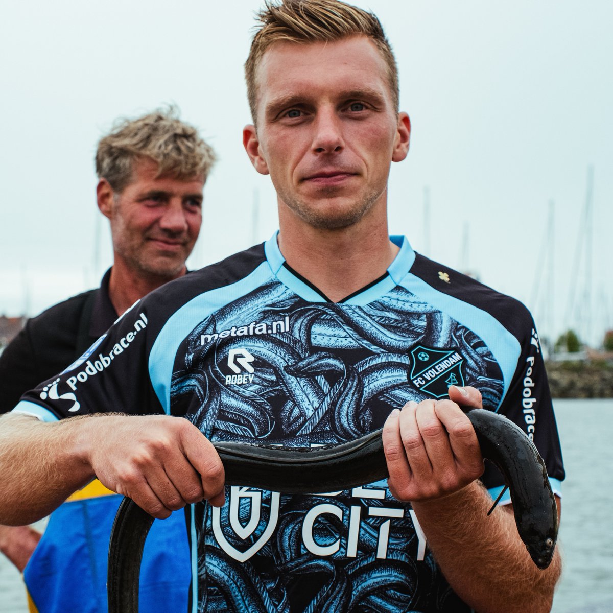 FC Volendam unveiled their new away kit using an eel. 🐟👀

The shirt is inspired by the local fishermen and farmers. 🇳🇱