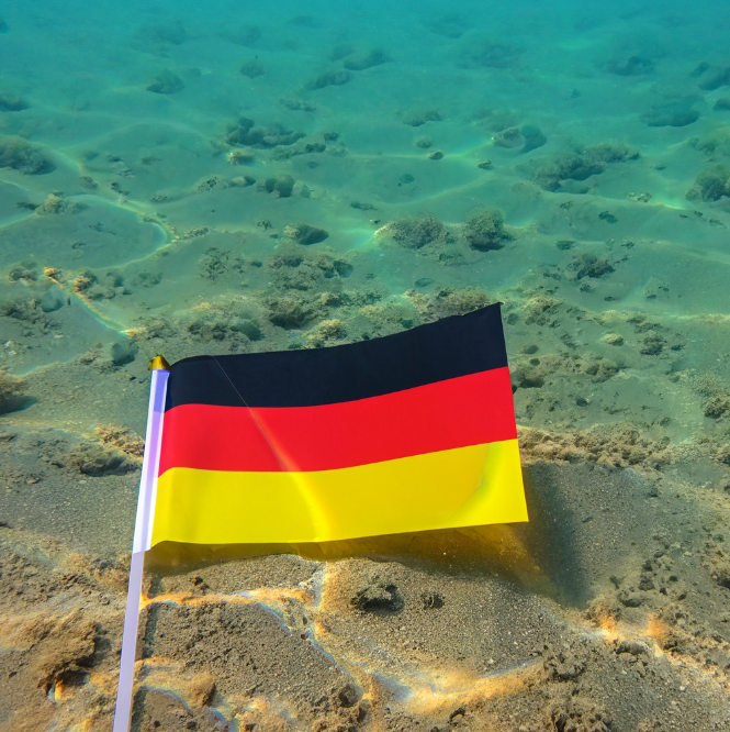 OomenBerlin's tweet photo. Die Klimakatastrophe lässt nicht nur den Nordpol schmelzen, sondern bedroht auch die Antarktis. Die Konsequenzen sind erschreckend: Ein Anstieg des Meeresspiegels um 60 Meter. Das bedeutet das Ende für zahlreiche deutsche Großstädte, darunter 3 Millionenstädte. #Klimawandel

1/X https://t.co/md7vY3JYqz
