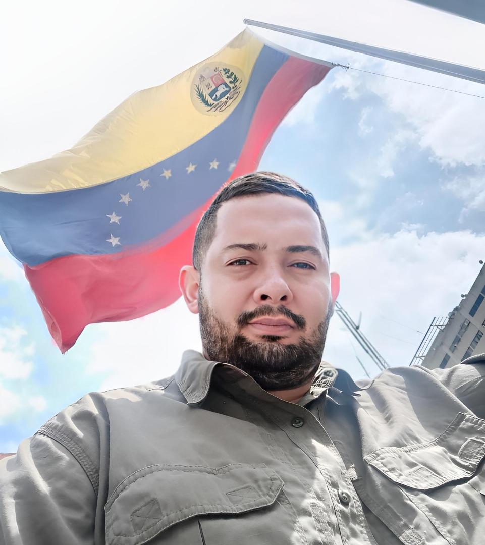 Franks Cabaña dijo: 'Duele saber que mi familia y yo somos víctimas del odio político sembrado en Venezuela. Me duele, ya deseo despertar de ésta pesadilla terrible' ¡Dios ayúdame! ¡Me niego a odiar!

Su delito : ser amigo de Óscar Pérez.

#LiberenAFranksCabaña
#JusticiaYLibertad