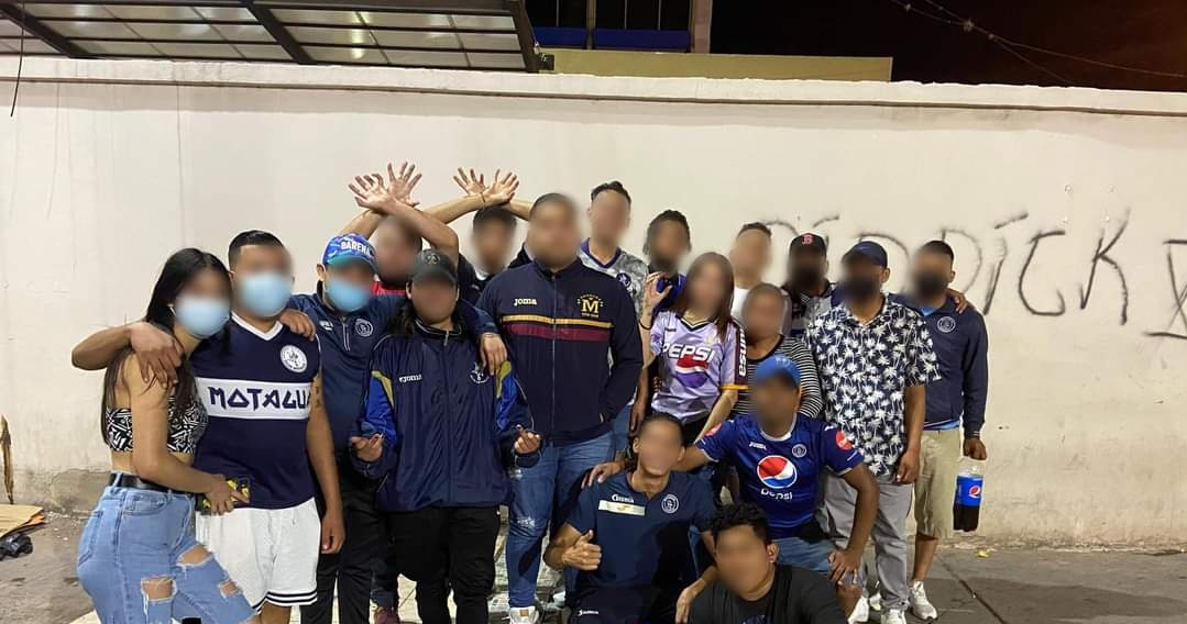 LOKOXMOTAGUA's tweet photo. Integrantes de la Barra del Fútbol Club Motagua, los Revolucionarios 1928, llegaron al Hospital Escuela a repartir una Cena entre los familiares de los pacientes del Hospital.
#Lokoxmotagua https://t.co/cz8WNzU5Az