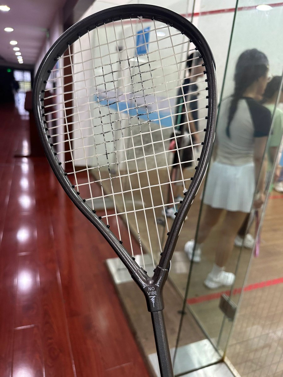 I used my coach's old racquet today and it has a lot of wear and tear, although it doesn't feel very good anymore. But full of age.😎😎😎 #TennisGirl #BallGamesDaily #Tennistraining #antiqueauction