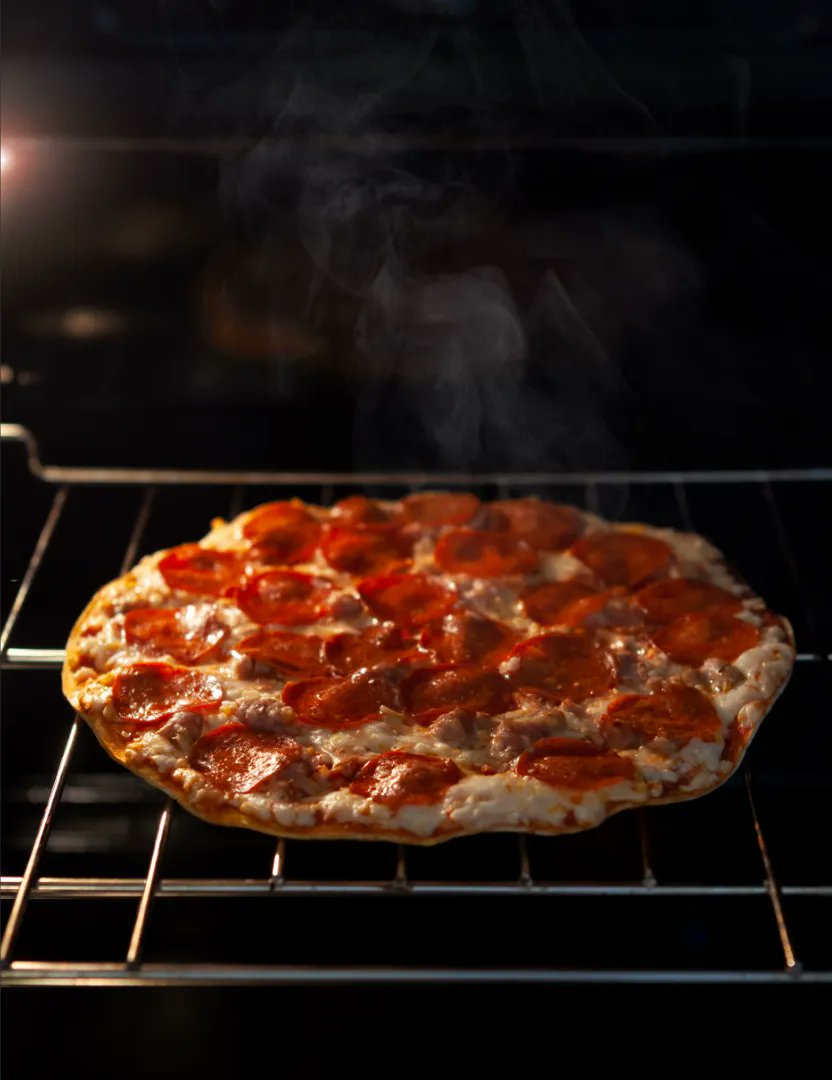 Dogtownpizzas's tweet photo. With DTP you're the chef and that means you get to cook your pizza exactly how you want 🧑🍳🍕⏲️
#CookItCrispy #FreshOutTheOven #handmade #frozenpizza https://t.co/gNm4c7xpYQ