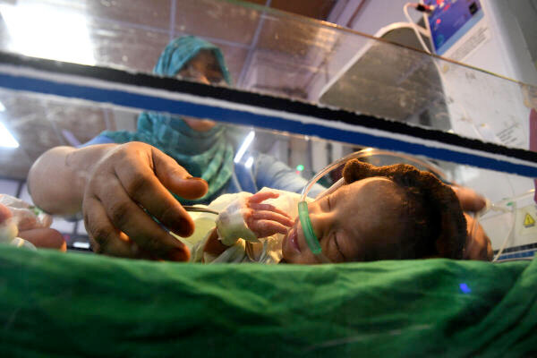 A nurse places a newborn baby inside the incubator at the Petlaburj Maternity Hospital in Hyderabad on #WorldPopulationDay, July 11, 2023. The current population of #India is 1,435,199,317. Photo: Ramakrishna G