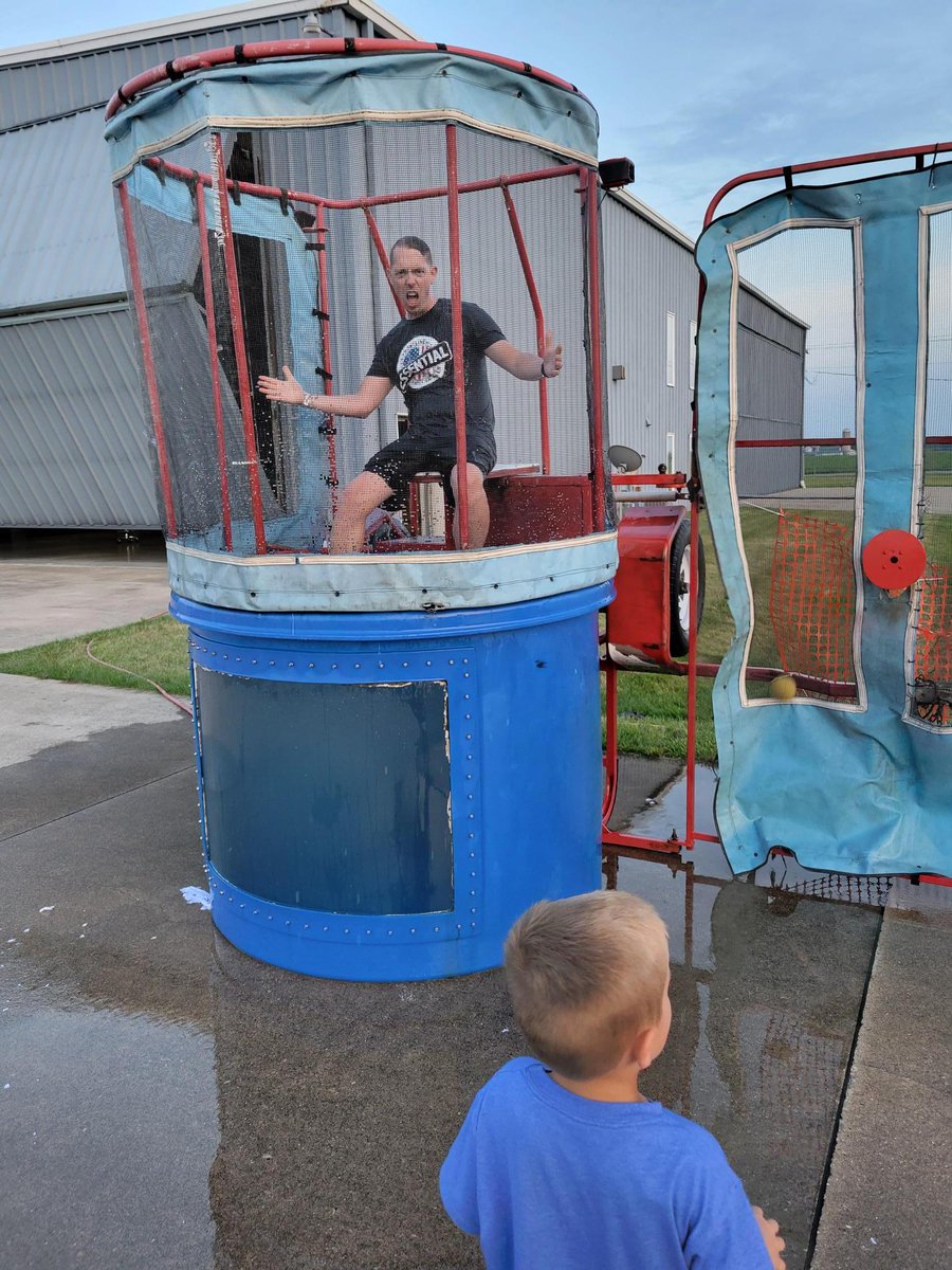 kmccontrols's tweet image. We had our Annual KMC Controls Company Picnic this past Friday! We hope everyone who came out enjoyed the food, dunk tank, bounce houses and the drone light show! We appreciate our employees so much and are so glad we get to come together each summer! #KMCFamily #KMCControls