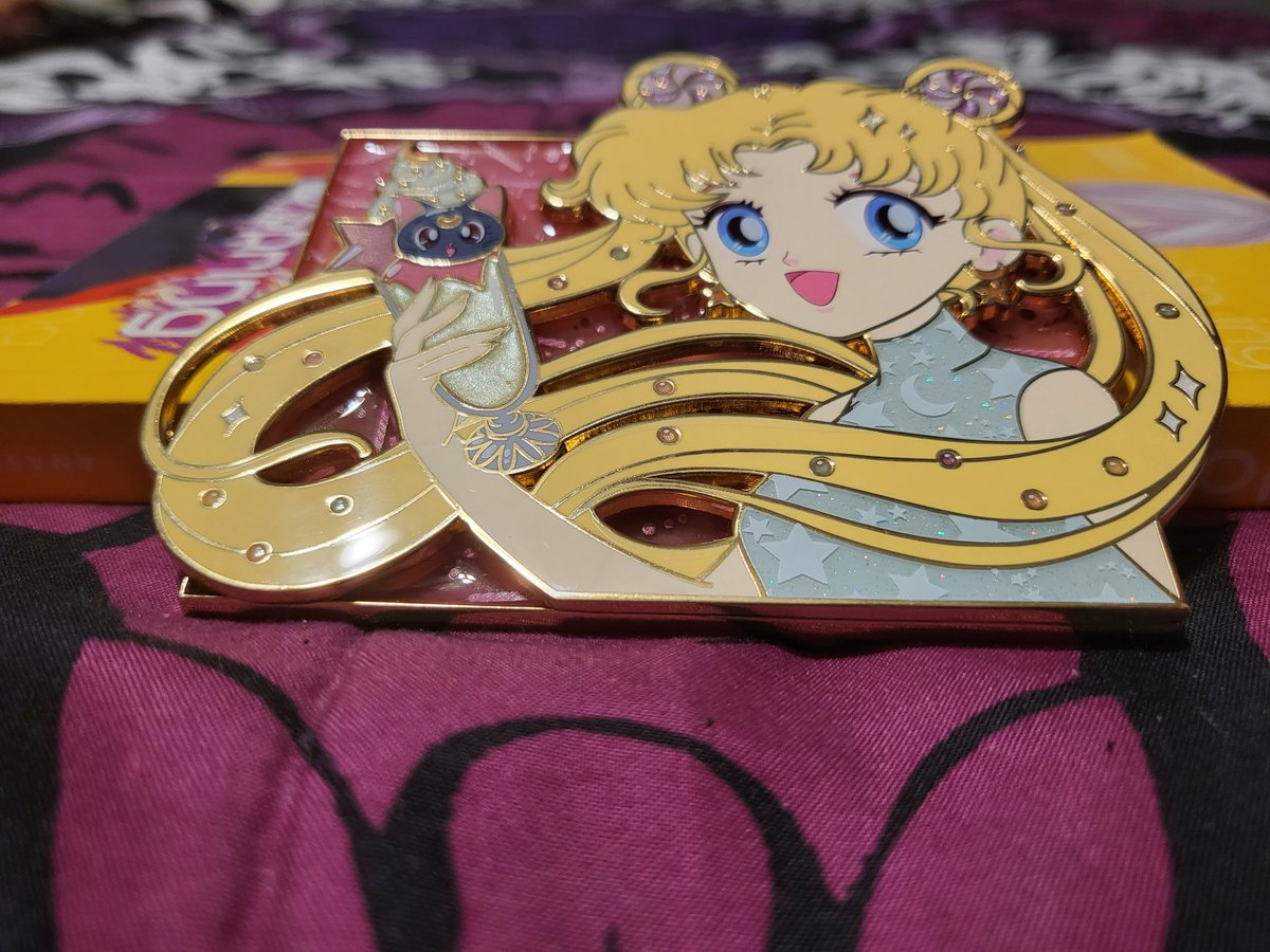 ShoujoHenshin's tweet image. I&apos;ve had my eye on this #usagichan pin from
mintpints on IG for a while and I&apos;m so glad to have it.
The manga in the background is #waitingforspring #harumatsubokura
 #sailormoonpins #sailormoon #tsukinousagi #moonprincess #princessserenity #shoujopins #shoujo #manga #anime