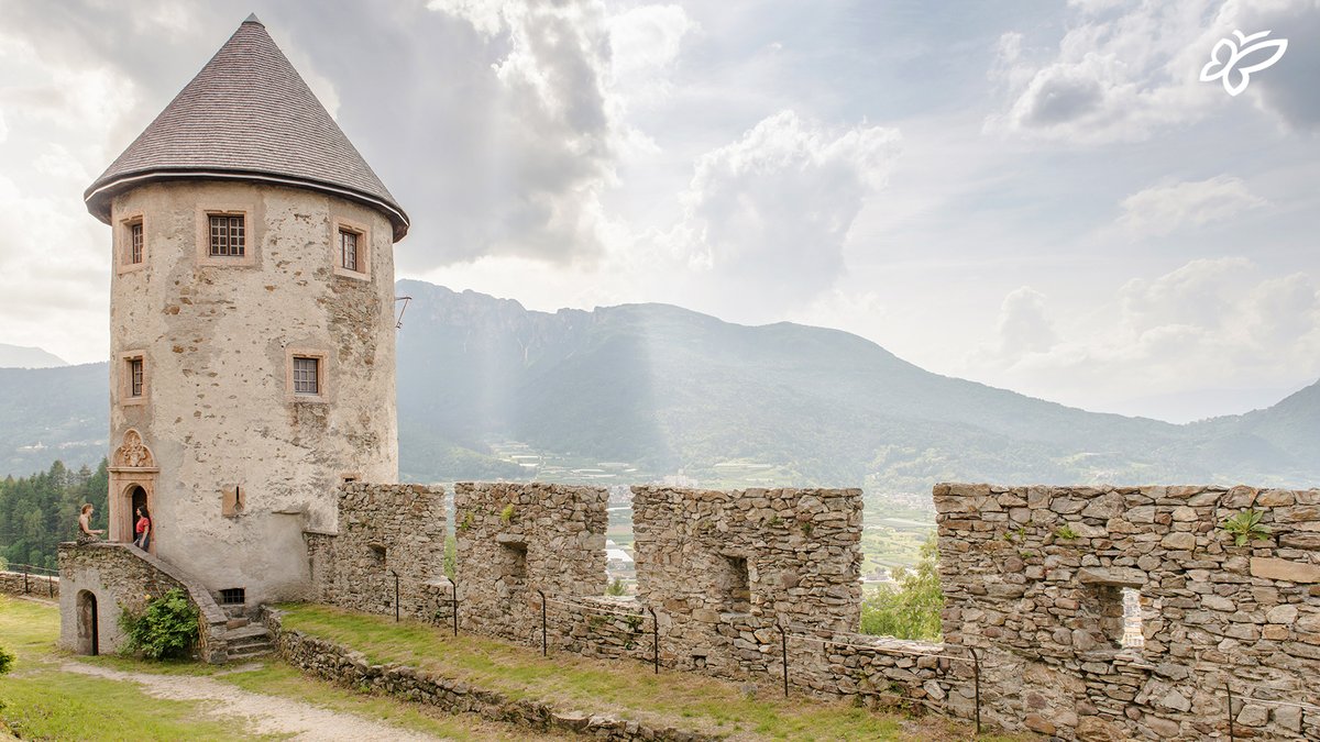 Have you ever tried to spend a night in a castle? In Trentino you can do it! Take your first step back in history... ➡️ tinyurl.com/ANightInACastle [📍@visitvalsugana | 📷 C. Corrent] #visittrentino #summerintrentino