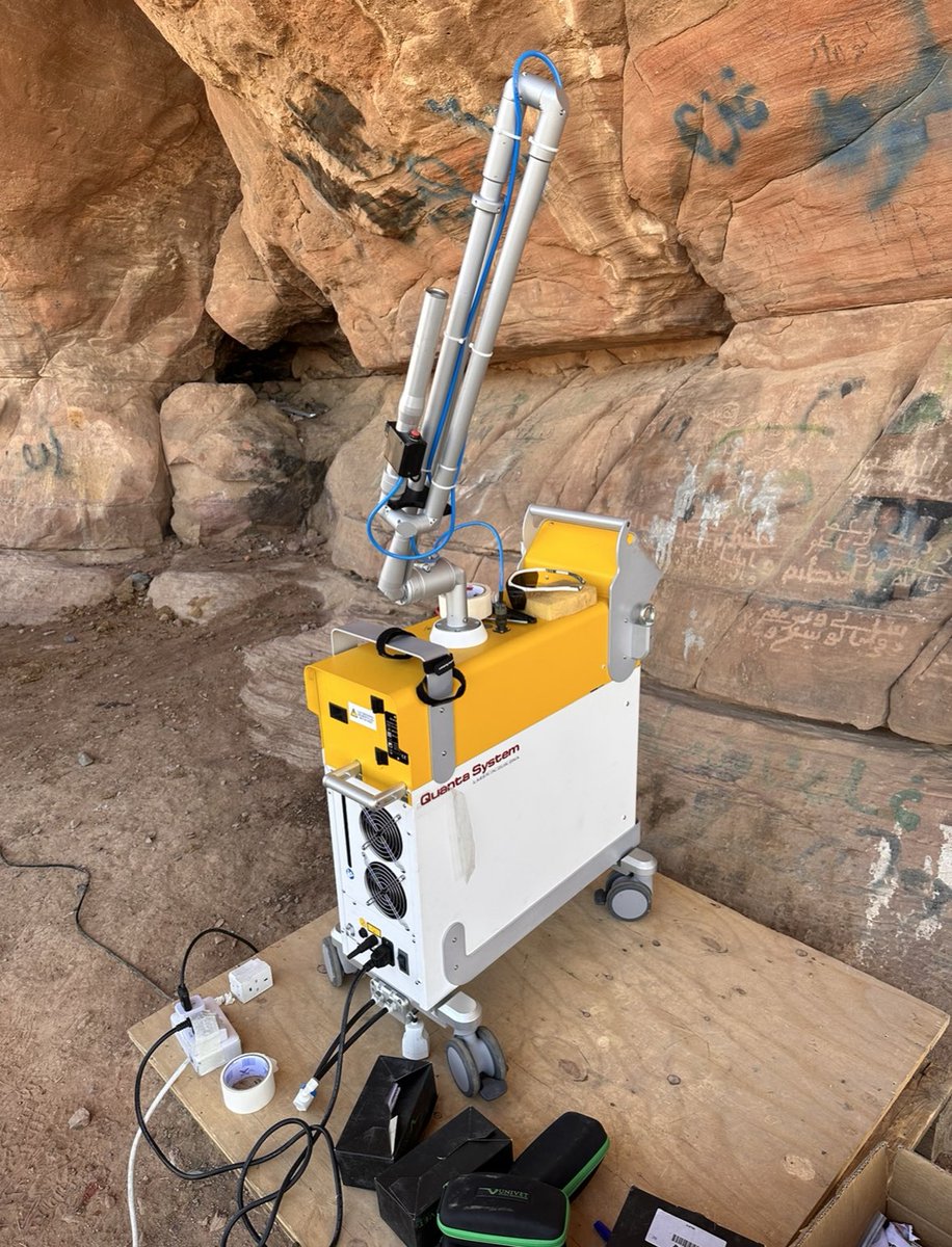 Bader_989's tweet photo. تعتبر تقنية الليزر ( Compact laser ) من الطرق الحديثة المستخدمة في مجال الترميم وتعمل على معالجة وتنظيف الكتابات والتشوهات من الواجهات الصخرية التي تحتوي على نقوش ورسومات أثرية، ومن مميزات هذه التقنية أنها تقوم بإزالة الألوان دون إحداث أي أثر أو ضرر على النقوش الأثرية . https://t.co/aUWDcJ9YGw