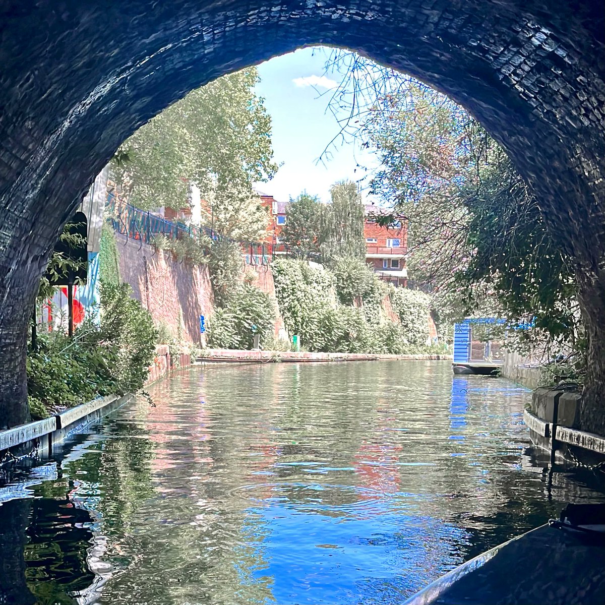melody_mae's tweet photo. Gotta say Fridays at work are going to suck in comparison to last week's boat picnic in the sunshine, honestly! 

Floating on through London's Canals, seeing a few zoo animals, ridiculous mansions and creepy tunnels was a great way to spend the afternoon. https://t.co/KuBMyzKGUF