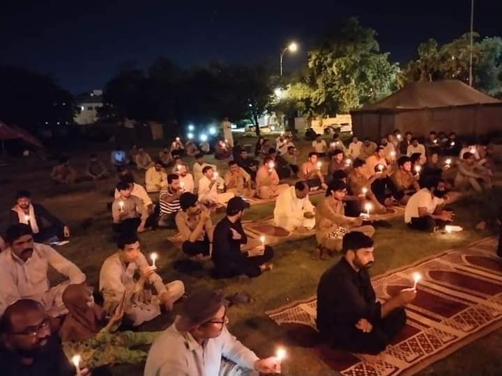 QasidToori's tweet photo. پاراچنار پر جاری جارحیت کو رکوانے اور امن کو بحال کرانے کےلٸے پاراچنار یوتھ اسلام آباد دھرنے میں آج دوسرے روز باجماعت نمازِ مغرب کی اداٸیگی کے بعد دھرنا شہداء کی یاد میں شمعیں روشن کراٸے گٸیں
#Parachinar
#NoMoreWars
#SecureTheKurram
#StopStateTerrorism https://t.co/WWB9uG2QmH