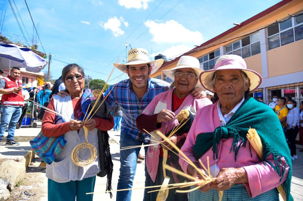 Estás hermosas señoras me regalaron un sombrero hecho por ellas, gracias gracias gracias! 🙏🏻 #Atlacomulco